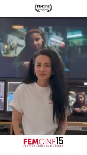 👏🏼 HOY 1 de junio continúa FEMCINE15 con la función de "ELAHA", impactante largometraje alemán dirigido por Milena Aboyan, quien en este video invita al público a sumarse a esta historia profundamente íntima y social.
📽 Elaha se sumerge en los conflictos identitarios de una joven atrapada entre las expectativas familiares y su deseo de autonomía. Con una potente propuesta visual y narrativa, la película reflexiona sobre el cuerpo, el honor y las decisiones que definen el camino hacia la libertad.
📍 Función: sábado 1 de junio, 19:00 hrs
📍 Matucana 100 – Estación Central
🎟 Entrada liberada, con retiro previo de ticket
🔺🔻🔺🔻🔺🔻🔺️🔻🔺️🔻🔺️🔻🔺️🔻🔺️
#FEMCINE15 #Elaha #MilenaAboyan #CineAlemán #FestivalDeCine #CineDeMujeres #Matucana100 #CineEuropeo