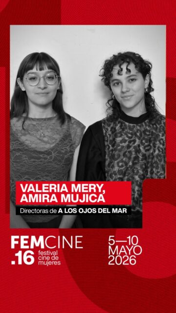 🎬✨ VALERIA MERY Y AMIRA MUJICA | 🎬 A LOS OJOS DEL MAR [Universidad de Chile] | PROGRAMA 2 | COMPETENCIA DE LARGOMETRAJES DE ESCUELAS DE CINE DE CHILE 🇨🇱 | FEMCINE 16 📽️

Las directoras Valeria Mery y Amira Mujica presentan un documental que transforma los recuerdos de la infancia en una experiencia sensorial y colectiva.

A través de imágenes del mar, espacios íntimos y la mirada de distintos niños detrás de la cámara, la película construye un universo donde lo cotidiano adquiere una dimensión evocadora.

Una obra sobre la memoria, la infancia y aquello que permanece en la mirada con el paso del tiempo.

🗓️ Funciones 
• Jueves 7 de mayo — 20:00 hrs en la Cineteca Nacional
• Viernes 8 de mayo — 18:30 hrs en Cine UC
• Sábado 9 de mayo — 17:00 hrs en la Cineteca Nacional
• Sábado 9 de mayo — 18:30 hrs en Sala K 

👉🏻 Descúbrela en FEMCINE 16, del 5 al 10 de mayo.

#FEMCINE16 #CineHechoPorMujeres #Documental #CineChileno